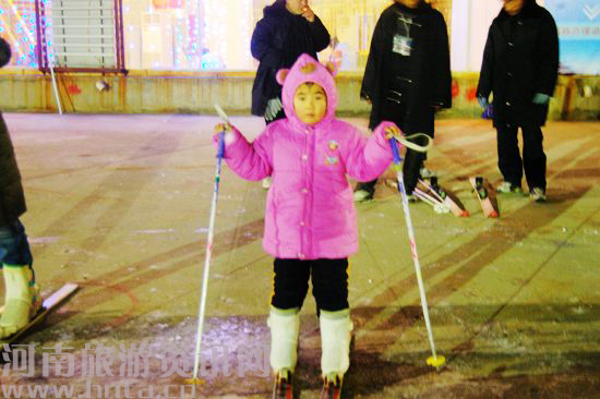 桃花峪滑雪場 滑雪小女孩
